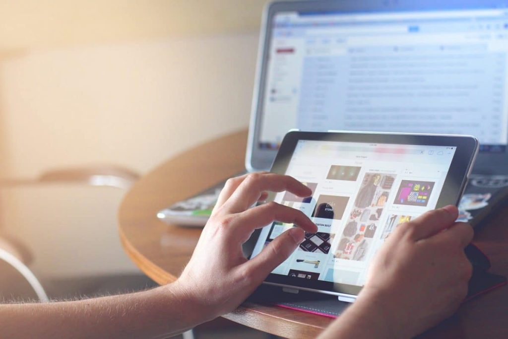 Tehnologia contribuie sau ingreuneaza comunicarea online1